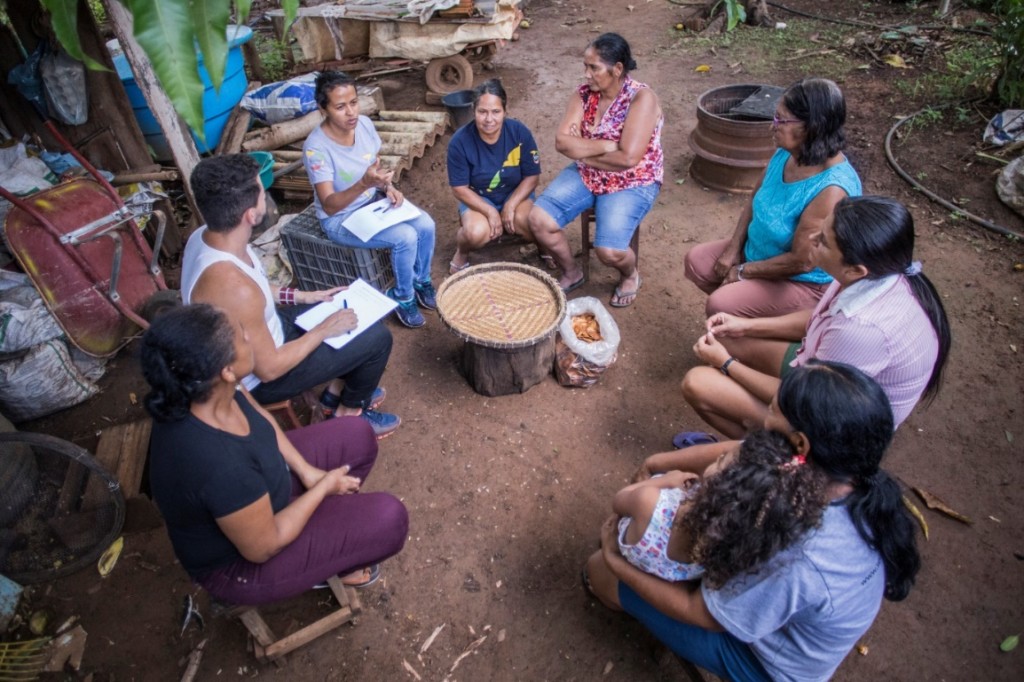 Text Box:  
Claudia Araujo (Collectors Coordinator) at Xingu Seeds Network chats with collectors from the settlement of Jaraguá in Mato Grosso. Collector groups in the network have readied 200 tonnes of seeds for Brazil’s restoration efforts. 
